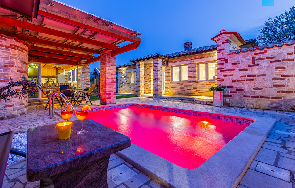 Holiday home with pool in Medulin